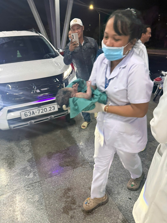 Sản phụ sinh con trên xe khách, may mắn có CSGT hỗ trợ nên an toàn - Ảnh 3.