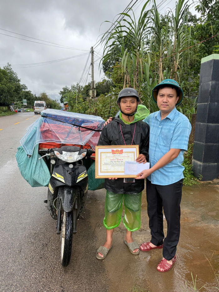 Khen thưởng công dân dũng cảm cứu người giữa lũ dữ ở Đà Nẵng - Ảnh 1. Khen thưởng công dân dũng cảm cứu người giữa lũ dữ ở Đà Nẵng - Ảnh 1.