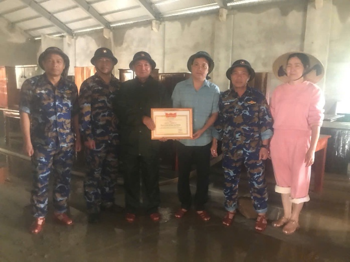 Khen thưởng công dân dũng cảm cứu người giữa lũ dữ ở Đà Nẵng - Ảnh 4. Khen thưởng công dân dũng cảm cứu người giữa lũ dữ ở Đà Nẵng - Ảnh 4.