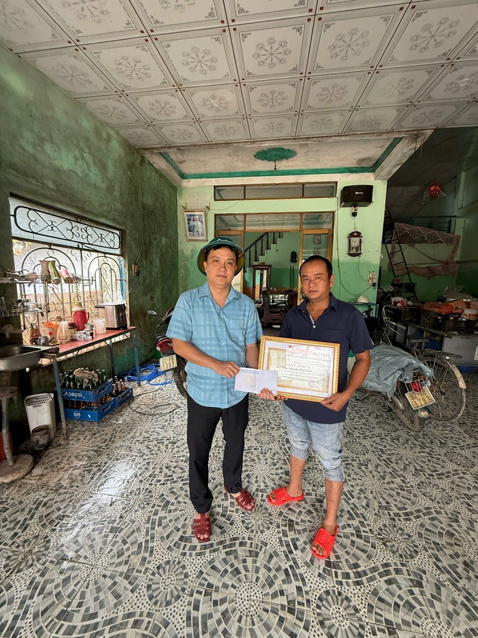 Khen thưởng công dân dũng cảm cứu người giữa lũ dữ ở Đà Nẵng - Ảnh 3. Khen thưởng công dân dũng cảm cứu người giữa lũ dữ ở Đà Nẵng - Ảnh 3.