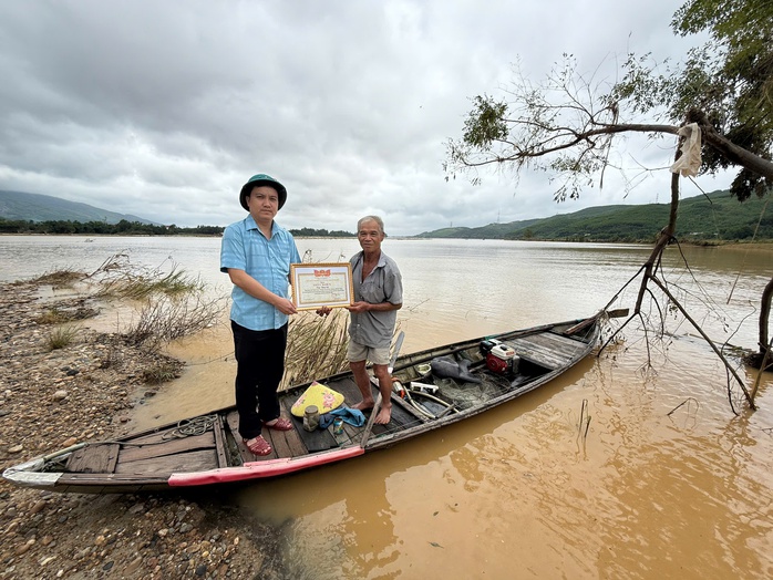 Khen thưởng công dân dũng cảm cứu người giữa lũ dữ ở Đà Nẵng - Ảnh 2. Khen thưởng công dân dũng cảm cứu người giữa lũ dữ ở Đà Nẵng - Ảnh 2.