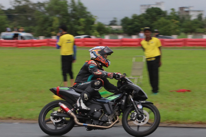 Vĩnh Long: Mưa gió không cản nổi khán giả đến cổ vũ các tay đua tranh tài - Ảnh 2.