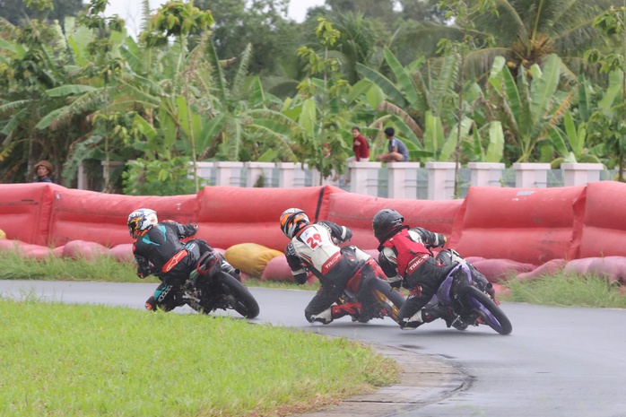 Vĩnh Long: Mưa gió không cản nổi khán giả đến cổ vũ các tay đua tranh tài - Ảnh 1.