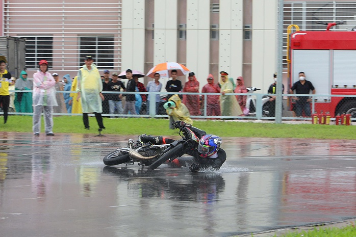 Vĩnh Long: Mưa gió không cản nổi khán giả đến cổ vũ các tay đua tranh tài - Ảnh 7.