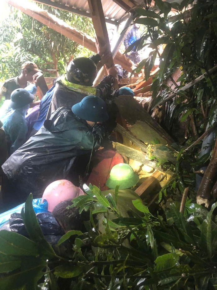 Sạt lở kinh hoàng vùi lấp 6 ngôi nhà và một người dân ở Đà Nẵng - Ảnh 2. Sạt lở kinh hoàng vùi lấp 6 ngôi nhà và một người dân ở Đà Nẵng - Ảnh 2.