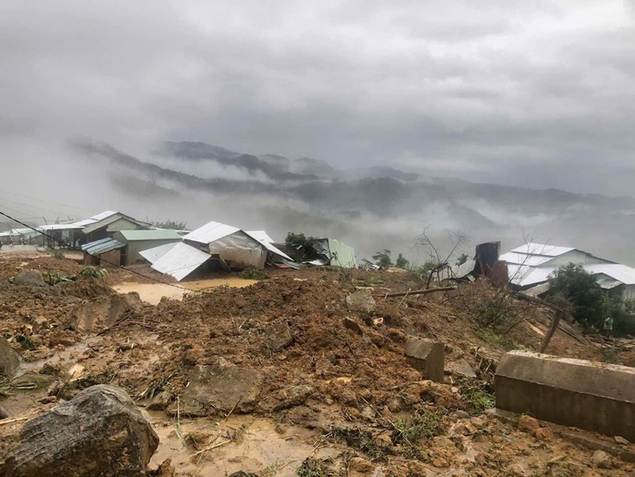 Sạt lở kinh hoàng vùi lấp 6 ngôi nhà và một người dân ở Đà Nẵng - Ảnh 1. Sạt lở kinh hoàng vùi lấp 6 ngôi nhà và một người dân ở Đà Nẵng - Ảnh 1.