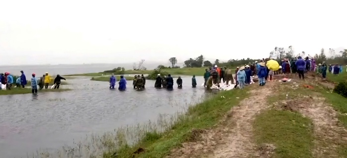 Hà Tĩnh: Vỡ đê bao Hồ Moong mỏ sắt Thạch Khê - Ảnh 1.
