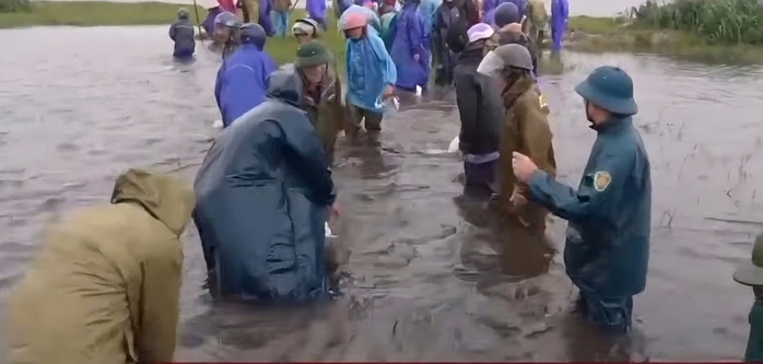 Hà Tĩnh: Vỡ đê bao Hồ Moong mỏ sắt Thạch Khê - Ảnh 2.