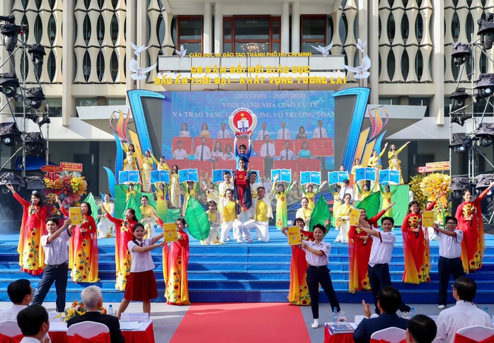 TP HCM: Mỗi thầy cô giáo là một tấm gương đạo đức - Ảnh 1.