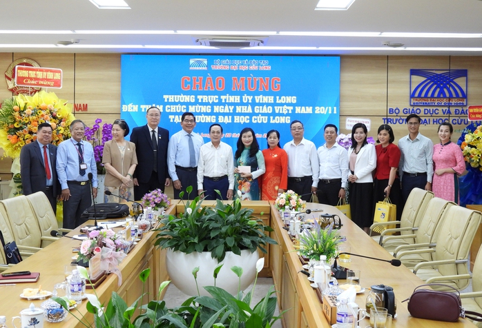 Lãnh đạo tỉnh Vĩnh Long chúc mừng Trường ĐH Cửu Long nhân Ngày Nhà giáo Việt Nam - Ảnh 4.