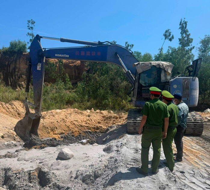 Khởi tố 2 lãnh đạo công ty liên quan vụ chôn lấp 117 tấn chất thải nguy hại - Ảnh 1.