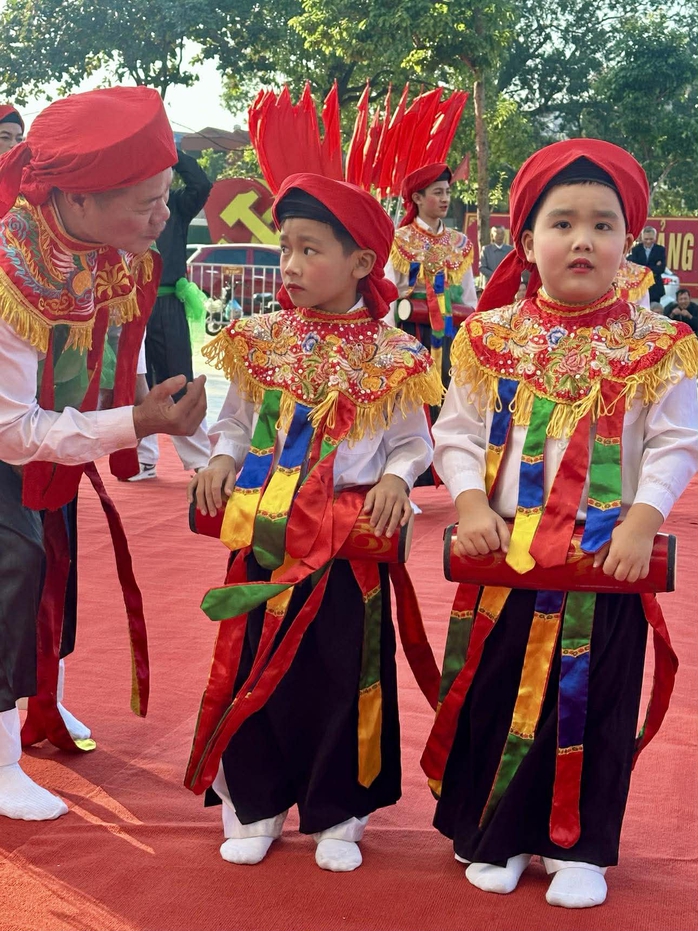 Lễ diễu hành nghệ thuật đường phố Ninh Bình - dấu ấn đẹp tại Festival sân khấu thử nghiệm - Ảnh 4.
