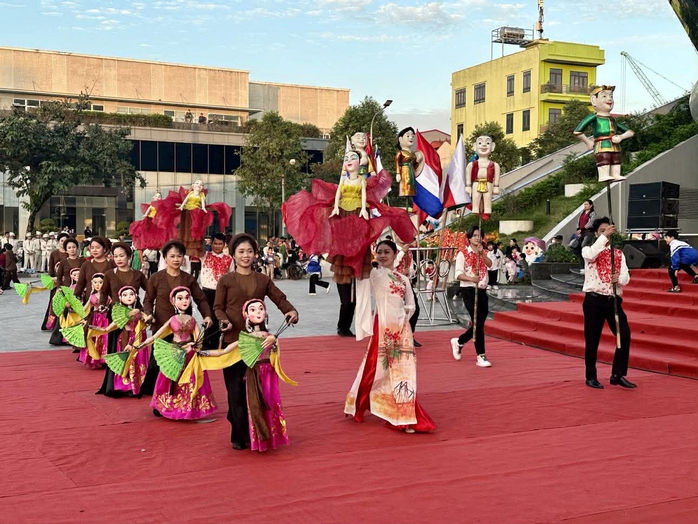 Lễ diễu hành nghệ thuật đường phố Ninh Bình - dấu ấn đẹp tại Festival sân khấu thử nghiệm - Ảnh 2.