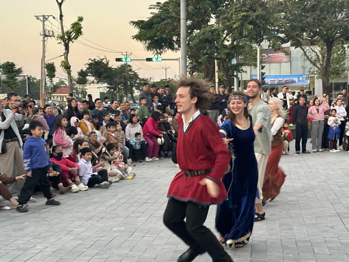 Lễ diễu hành nghệ thuật đường phố Ninh Bình - dấu ấn đẹp tại Festival sân khấu thử nghiệm - Ảnh 1.