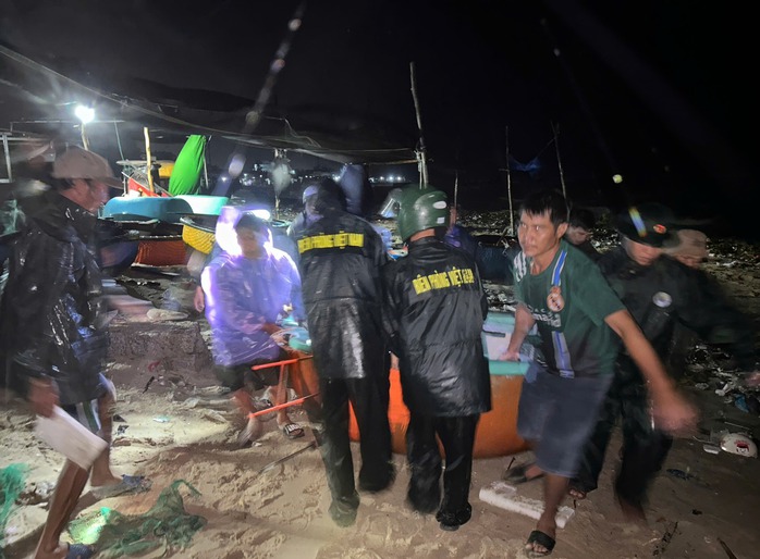 Khẩn trương tìm kiếm 2 ngư dân mất tích trên vịnh Nha Trang - Ảnh 2.