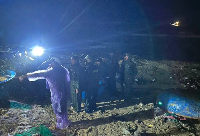 Khẩn trương tìm kiếm 2 ngư dân mất tích trên vịnh Nha Trang - Ảnh 1.