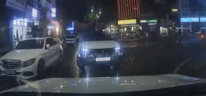 Cần Thơ: Lập biên bản tài xế "phớt lờ" đường cấm ô tô, xôn xao trên mạng - Ảnh 1.