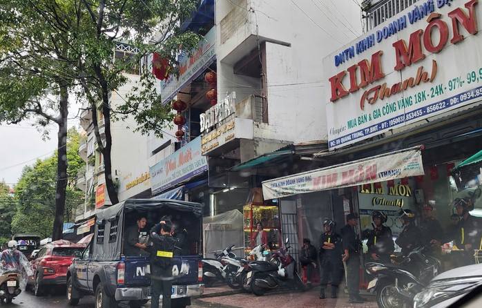 Công an kiểm tra cửa hàng vàng bạc Kim Môn ở Đắk Lắk , thu hút sự chú ý - Ảnh 1.