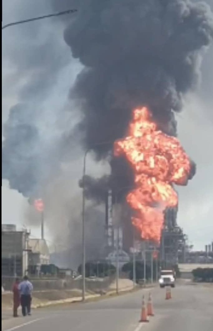 Cháy lớn kèm theo tiếng nổ tại cơ sở dầu khí trọng yếu của Venezuela - Ảnh 3.