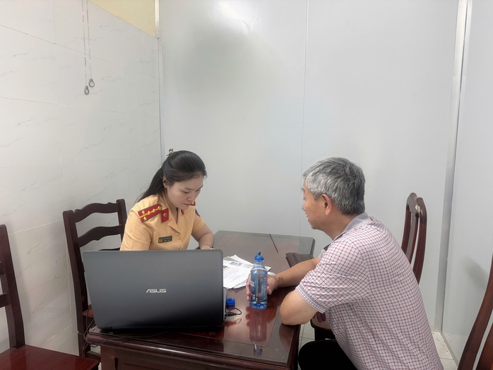 Giành đường của xe máy, tài xế ở TP HCM bị phạt 5 triệu đồng - Ảnh 1.