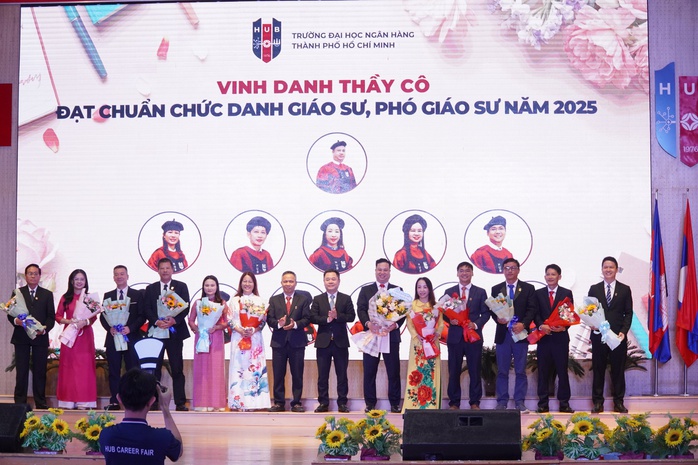 Trường ĐH Ngân hàng TP HCM có thêm 12 giáo sư, phó giáo sư - Ảnh 2.