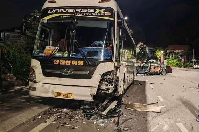 Xe sang Maybach S600 đâm xe khách ven đường khiến một người tử vong - Ảnh 2.