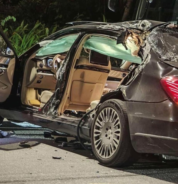 Xe sang Maybach S600 đâm xe khách ven đường khiến một người tử vong - Ảnh 1.