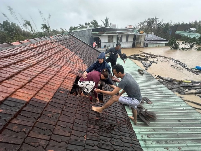 Thủ tướng yêu cầu báo cáo thiệt hại nhà ở do mưa lũ tại Nam Trung Bộ - Ảnh 1.