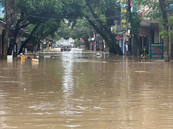 Ngập sâu trong lũ lịch sử, Đông Đắk Lắk ít nhất 7 người chết, 2 người mất tích - Ảnh 1.