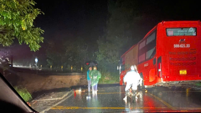 Xe khách kịp dừng bên miệng vực khi đèo Mimosa bị "đứt" hoàn toàn - Ảnh 1.