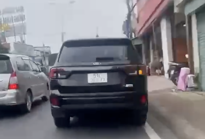 Giành đường của xe máy, tài xế ở TP HCM bị phạt 5 triệu đồng - Ảnh 2.