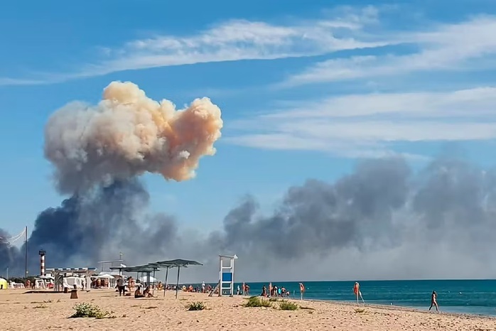 Loạt vụ nổ rung chuyển Crimea, Nga phóng bão tên lửa - Ảnh 1. Loạt vụ nổ rung chuyển Crimea, Nga phóng bão tên lửa - Ảnh 1.