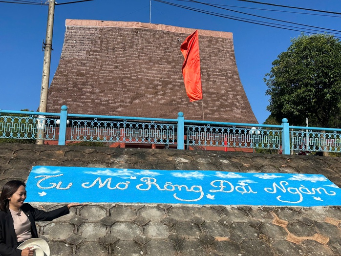 Trao giải cuộc thi nghệ thuật chào mừng Ngày nhà giáo Việt Nam tại Tu Mơ Rông - Ảnh 4.