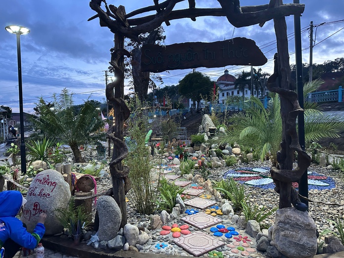 Trao giải cuộc thi nghệ thuật chào mừng Ngày nhà giáo Việt Nam tại Tu Mơ Rông - Ảnh 3.