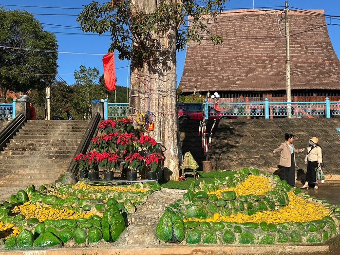 Trao giải cuộc thi nghệ thuật chào mừng Ngày nhà giáo Việt Nam tại Tu Mơ Rông - Ảnh 1.