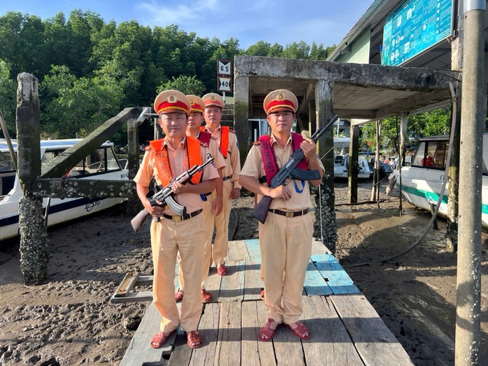 CSGT TP HCM sẽ đo nồng độ cồn đới với 100% thuyền viên, người lái tàu, thuyền - Ảnh 2.