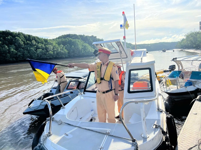 CSGT TP HCM sẽ đo nồng độ cồn đới với 100% thuyền viên, người lái tàu, thuyền - Ảnh 1.