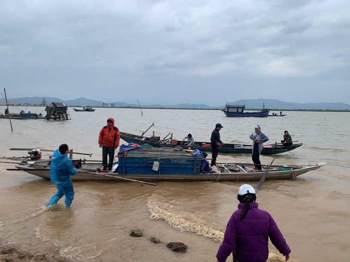 Lật thuyền trên sông Gianh: Vợ bơi được vào bờ, chồng mất tích - Ảnh 1.