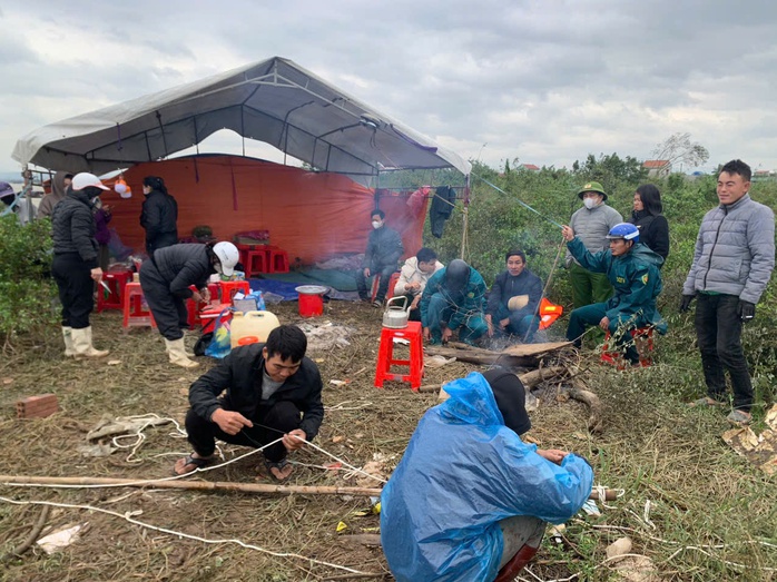 Lật thuyền trên sông Gianh: Vợ bơi được vào bờ, chồng mất tích - Ảnh 2.