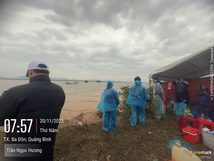 Lật thuyền trên sông Gianh: Vợ bơi được vào bờ, chồng mất tích - Ảnh 3.