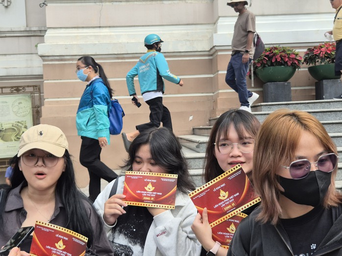 Đông khán giả trẻ nhận vé khai mạc LHP VN lần thứ XXIV - Ảnh 1.