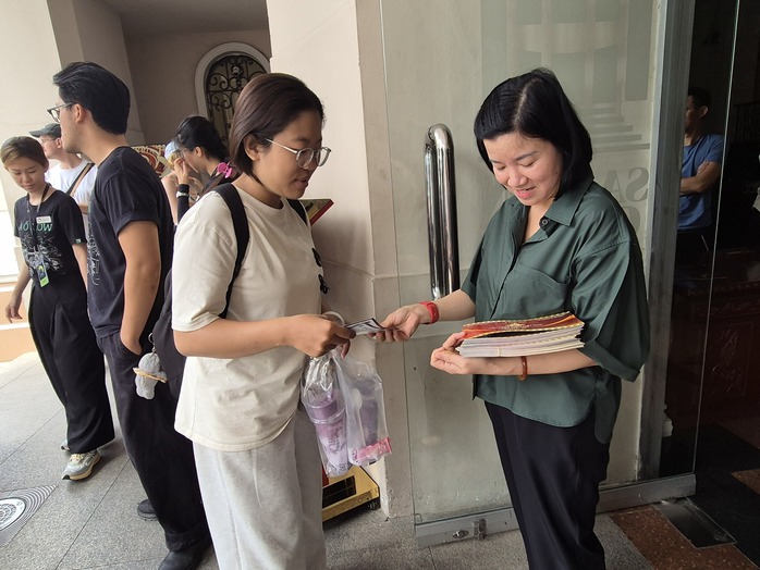 Đông khán giả trẻ nhận vé khai mạc LHP VN lần thứ XXIV - Ảnh 8.