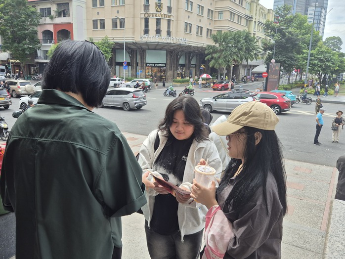 Đông khán giả trẻ nhận vé khai mạc LHP VN lần thứ XXIV - Ảnh 3.