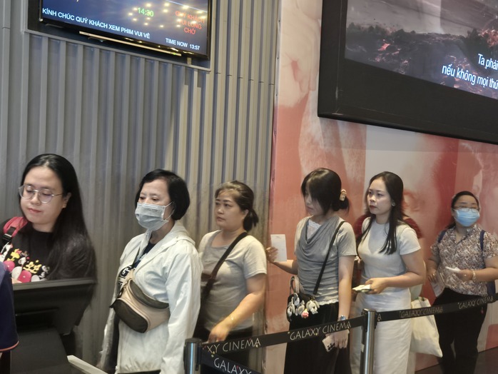 Tạ, Cường, Tú của "Mưa đỏ" khuấy đảo khán giả LHP VN lần XXIV - Ảnh 1.