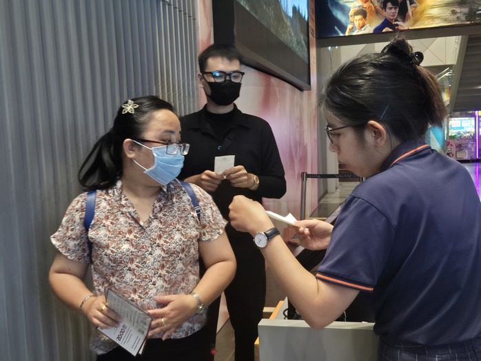 Tạ, Cường, Tú của "Mưa đỏ" khuấy đảo khán giả LHP VN lần XXIV - Ảnh 2.