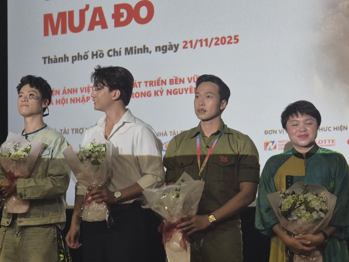 Tạ, Cường, Tú của "Mưa đỏ" khuấy đảo khán giả LHP VN lần XXIV - Ảnh 8.