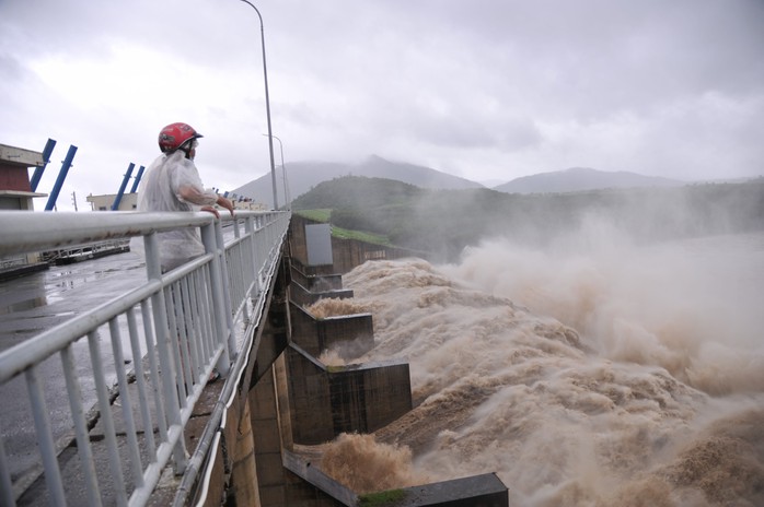 Không thể chống lũ bằng tư duy cũ - Ảnh 1. Không thể chống lũ bằng tư duy cũ - Ảnh 1.