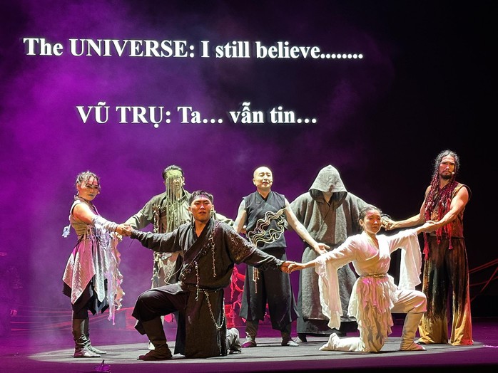 Khán giả cổ vũ nồng nhiệt vở kịch hình thể Vũ trụ" của Nhà hát Nghiên cứu sáng tạo Mông Cổ - Ảnh 1.