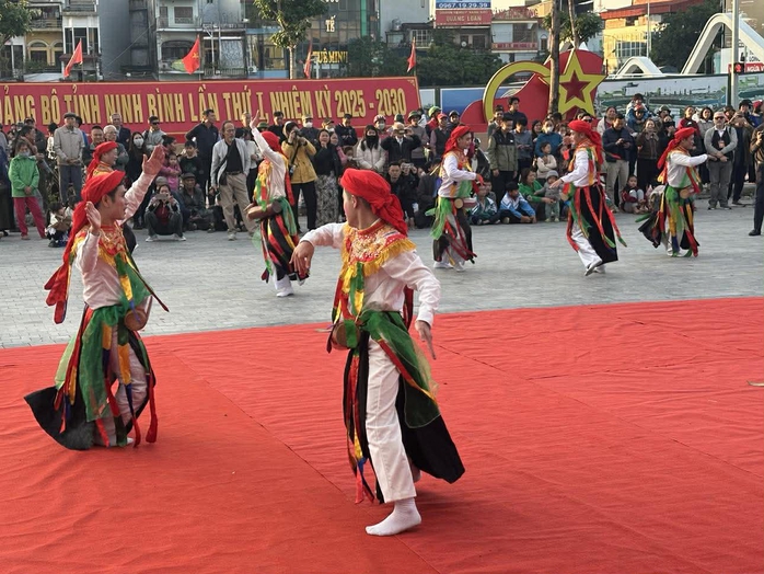 Lễ diễu hành nghệ thuật đường phố Ninh Bình - dấu ấn đẹp tại Festival sân khấu thử nghiệm - Ảnh 12.