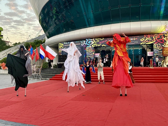 Lễ diễu hành nghệ thuật đường phố Ninh Bình - dấu ấn đẹp tại Festival sân khấu thử nghiệm - Ảnh 11.